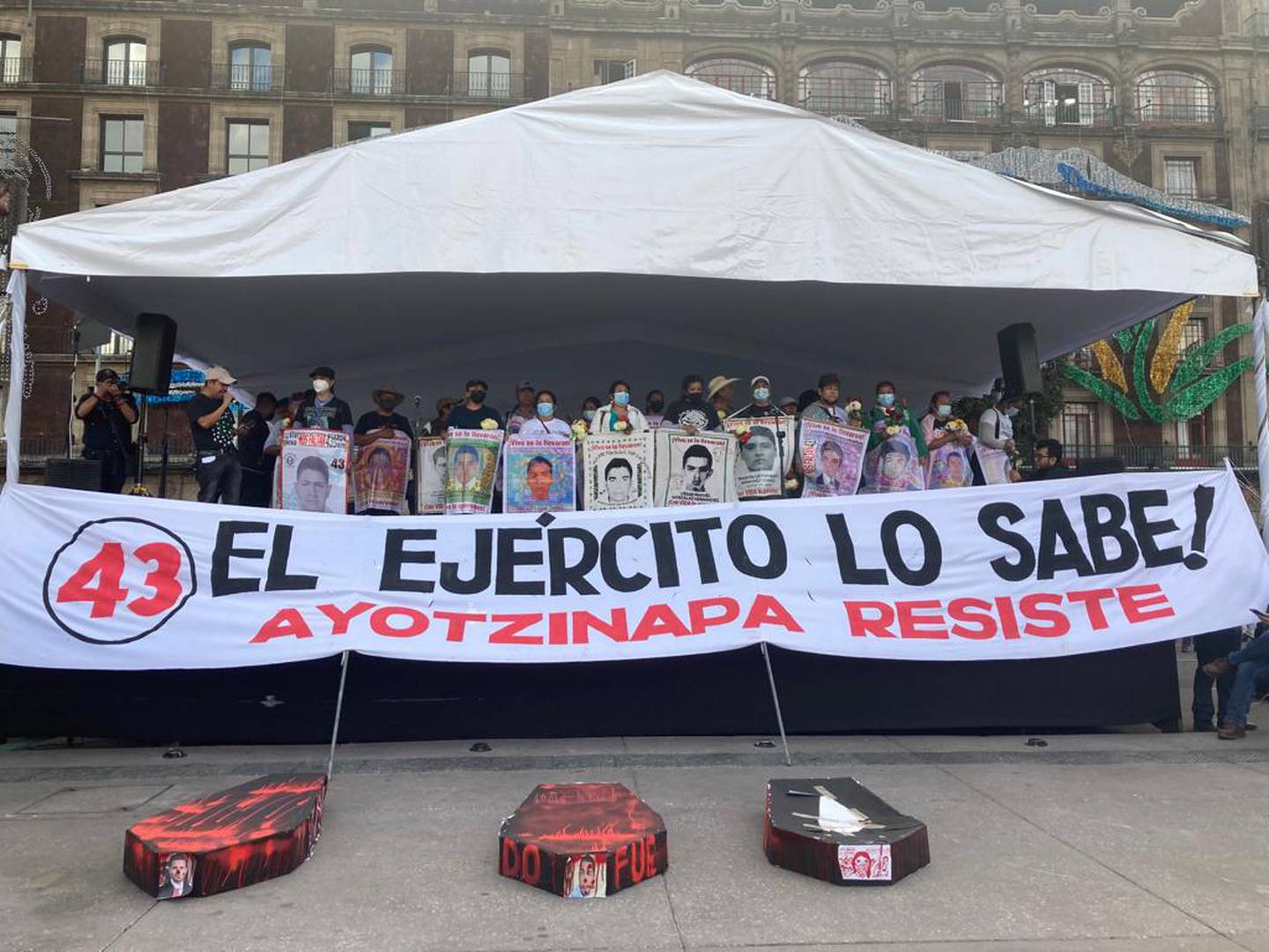 Los padres y madres de los 43 normalistas de Ayotzinapa realizaron un mitin en el zócalo de Ciudad de México a ocho años de la desaparición forzada de los estudiantes.