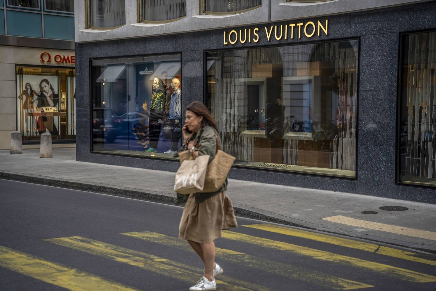 Una tienda de artículos de lujo de Louis Vuitton en Ginebra, Suiza, el martes 31 de mayo de 2022.