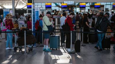 Caos aéreo: aeroporto de Heathrow pede que companhias não vendam mais passagensdfd
