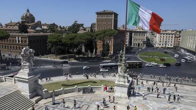Moody’s reduce perspectiva de la calificación de Italia por situación políticadfd