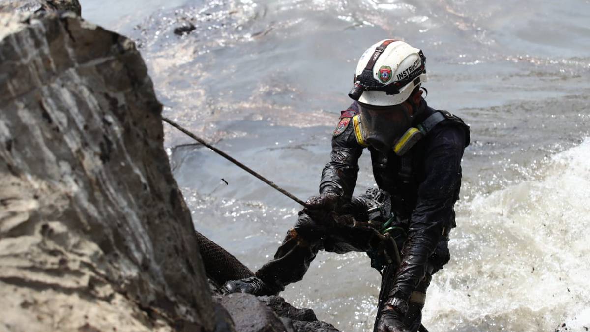 Mientras se investiga a Repsol por derrame de petróleo, Perú prioriza remediación