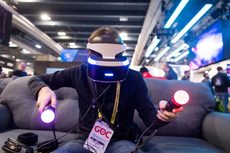 Un asistente usa un auricular y controladores de realidad virtual (VR) PlayStation de Sony Corp. en la Conferencia de Desarrolladores de Juegos en San Francisco, California, EE.UU., el miércoles 20 de marzo de 2019.dfd