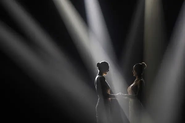 Anchilee Scott-Kemmis y Tharina Botes esperan escuchar los resultados finales durante el concurso Miss Universo en el Jardín Tropical Nong Nooch el 24 de octubre de 2021 en Pattaya, Tailandia.