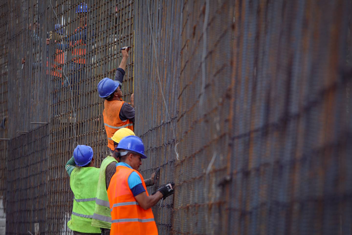 Trabajadores en una construcción/Bloomberg