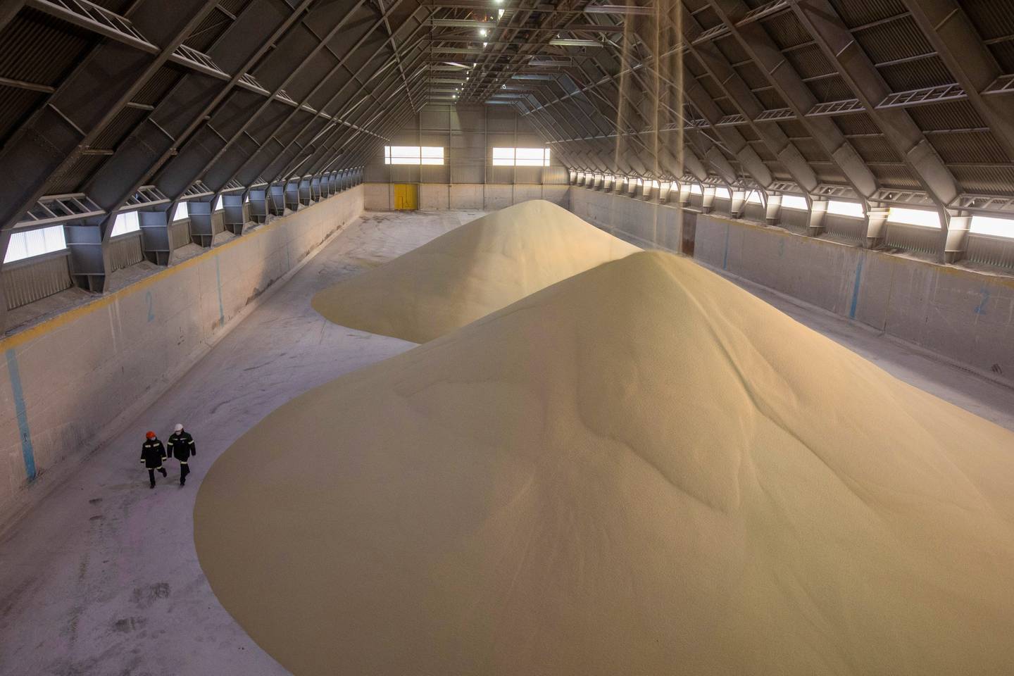 Pilas de gránulos de fertilizante fosfatado en un almacén de una planta de fertilizantes en Cherepovets, Rusia.Fuente: Bloombergdfd