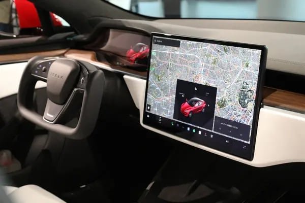 Una pantalla táctil en el interior de un vehículo eléctrico Tesla Inc. en una tienda de Tesla Motors Japan en Tokio, Japón, el viernes 18 de agosto de 2023.