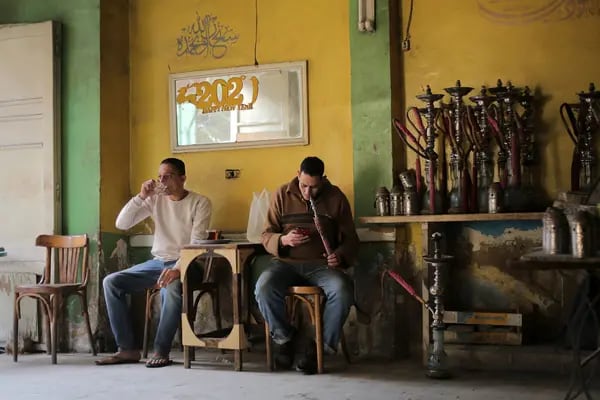 Fumadores en un café en El Cairo, Egipto.