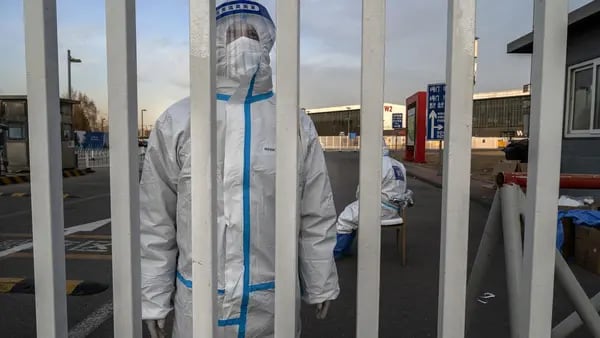 Asesor médico de China descarta altos riesgos de ómicron y los compara con la gripedfd