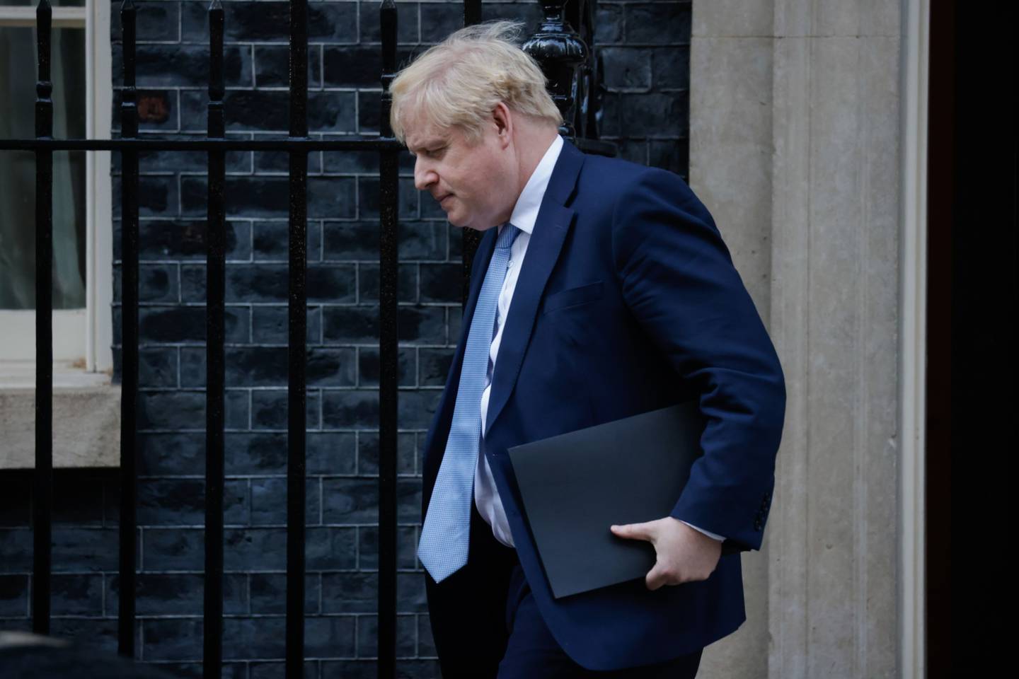 Boris Johnson sale del número 10 de Downing Street de camino a hacer una declaración en el Parlamento en Londres, Reino Unido, el lunes 31 de enero de 2022.
