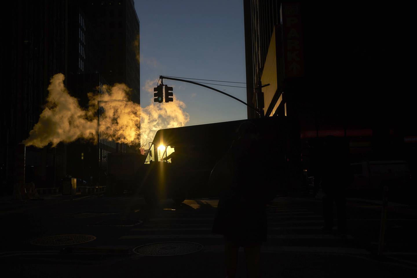 El vapor se eleva por encima de una furgoneta de reparto en Wall Street, cerca de la Bolsa de Nueva York (NYSE), en Nueva York, Estados Unidos, el jueves 27 de diciembre de 2018. Fotógrafo: John Taggart/Bloomberg