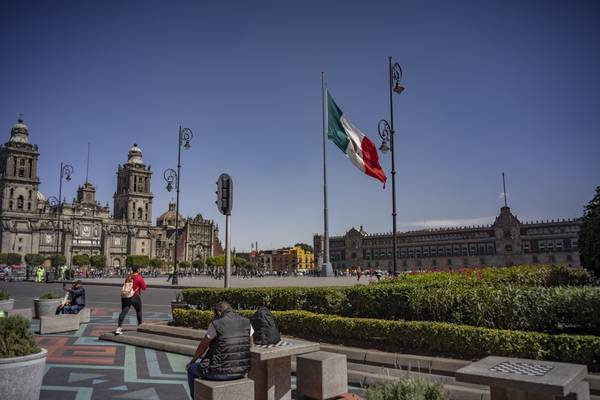 México busca vender nuevos bonos en dólares y recomprar antiguosdfd