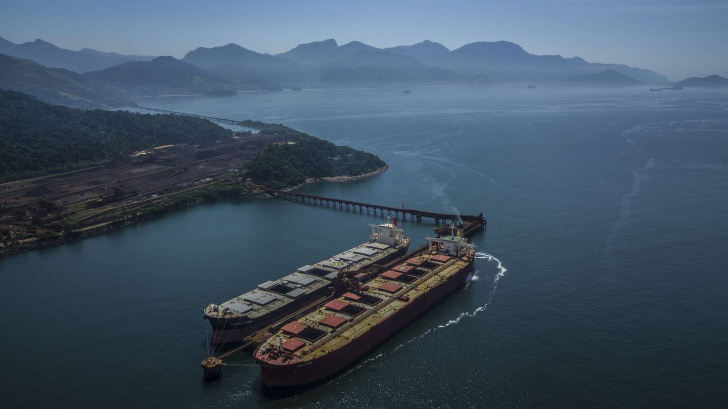 Una máquina carga mineral de hierro en buques graneleros en la Terminal de la Isla de Guaiba de Vale SA en Río de Janeiro, Brasil, el lunes 19 de marzo de 2018.