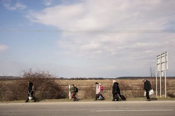 Residentes de Ucrania cruzan la frontera hacia Hungría