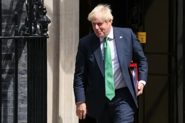 Boris Johnson sale del 10 de Downing Street para asistir a una sesión semanal de preguntas y respuestas en el Parlamento el 13 de julio. Fotógrafo: Hollie Adams/Bloomberg