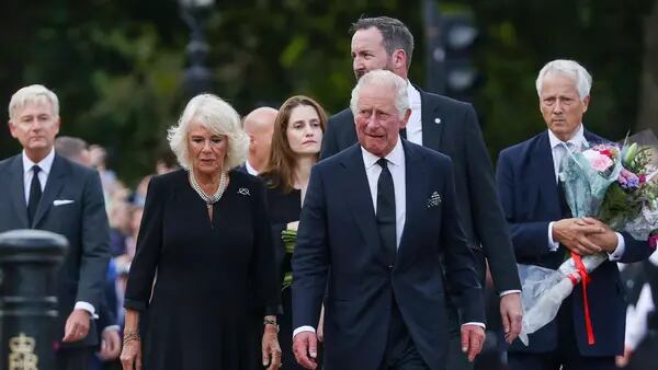 Charles III é empossado rei em cerimônia oficial e data de funeral da rainha é confirmadadfd