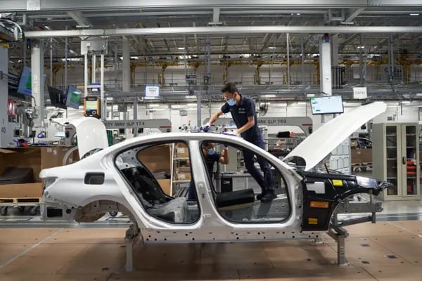 Un empleado ensambla los componentes del techo solar en un vehículo Serie 3 de Bayerische Motoren Werke AG (BMW) en la planta de producción de la planta de fabricación de la compañía en San Luis Potosí, México