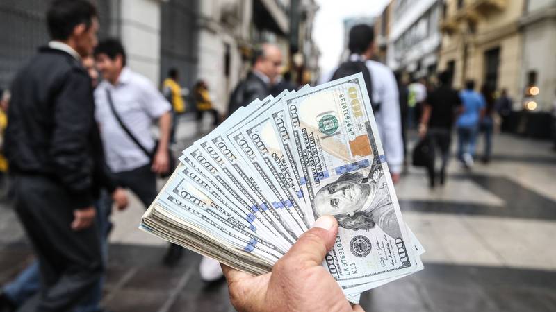 Dólar en Perú cierra con leve alza tras rebaja de rating de Fitch
