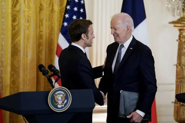 El presidente de EEUU, Joe Biden, a la derecha, estrecha la mano de Emmanuel Macron, presidente de Francia, en una rueda de prensa en la Sala Este de la Casa Blanca durante una visita de Estado en Washington, DC, EEUU, el jueves 1 de diciembre de 2022. Fotógrafo: Al Drago/Bloomberg