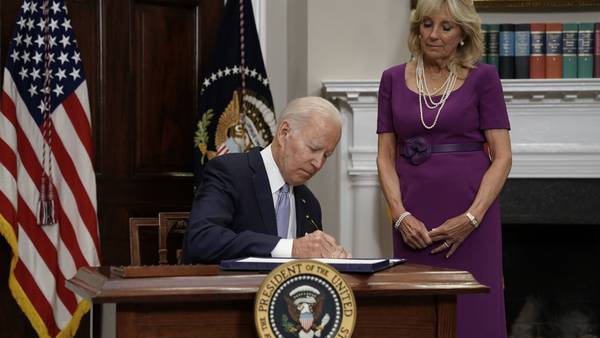 Biden firma proyecto de ley que restringe acceso a armas de fuego en EE.UU.dfd