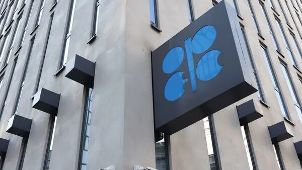 Observadores de la OPEP prevén que los recortes de petróleo se mantendrándfd