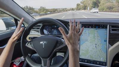 Musk anuncia que Tesla cobrará US$15.000 por función de conducción autónomadfd