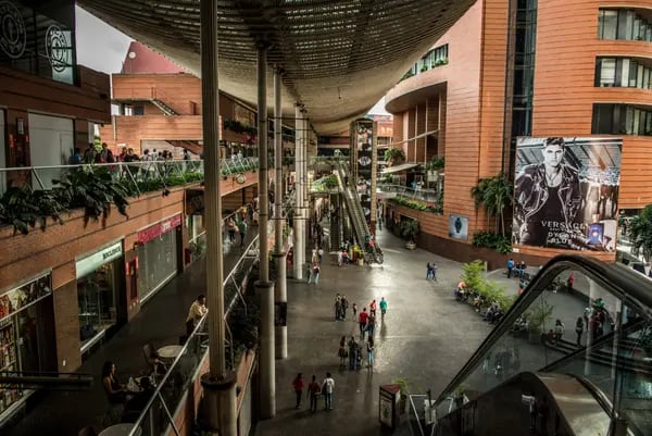 Compradores caminan por el centro comercial San Ignacio en el distrito de Chacao, Venezuela, el sábado 15 de julio de 2017.