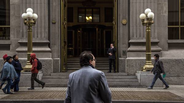 Chile bajaría su tasa de interés de referencia en abril, según una encuestadfd