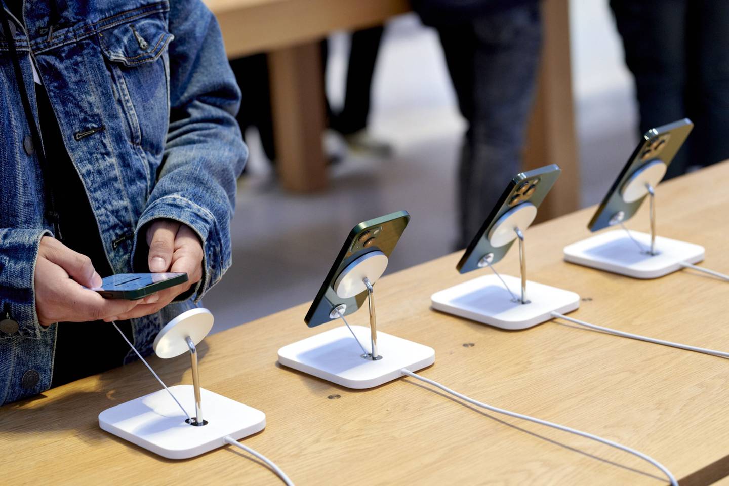 Un cliente ve un Apple iPhone 13 Pro y  Pro Max en una tienda Apple en Nueva York.