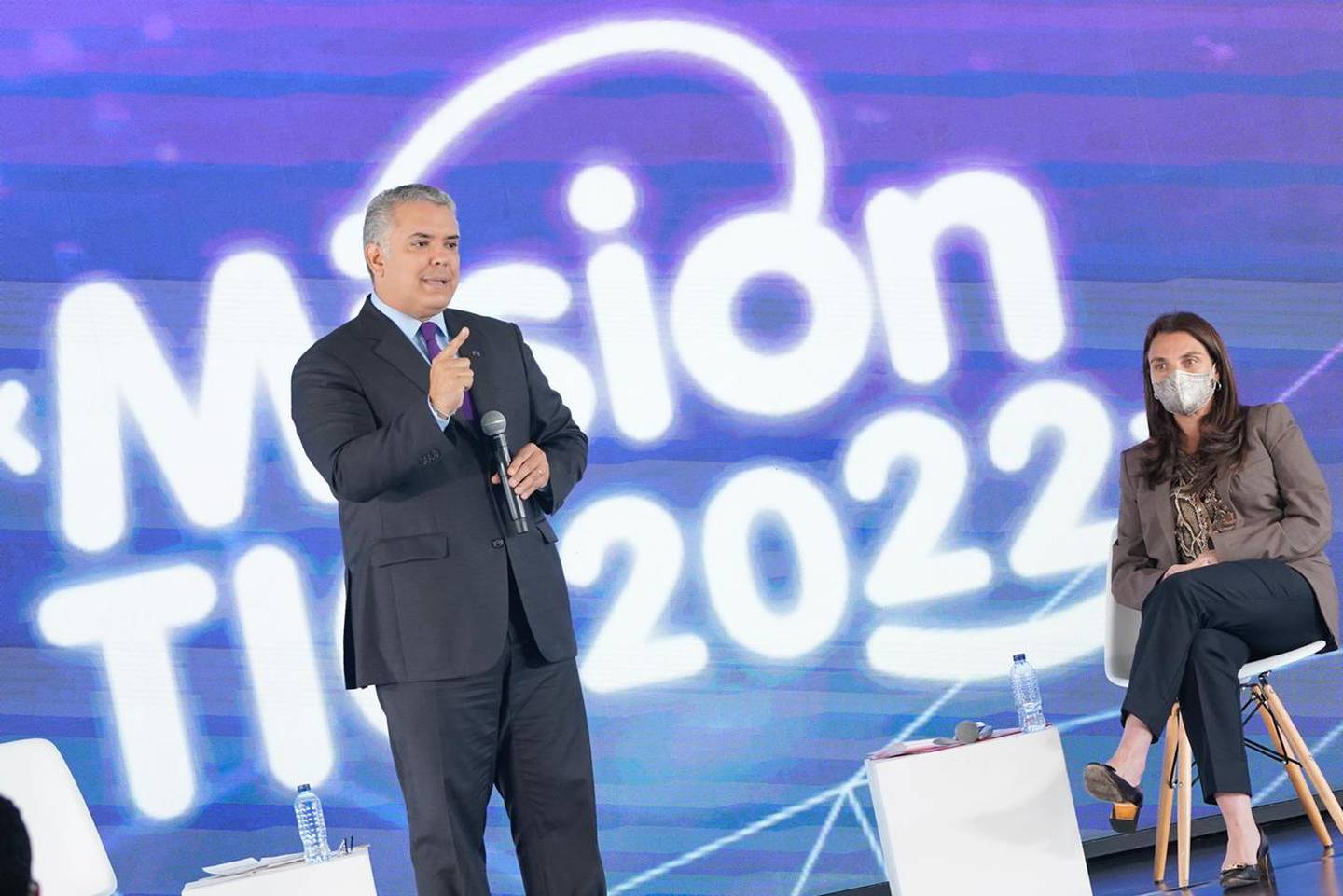 El presidente colombiano, Iván Duque y la ministra TIC, Karen Abudinen.