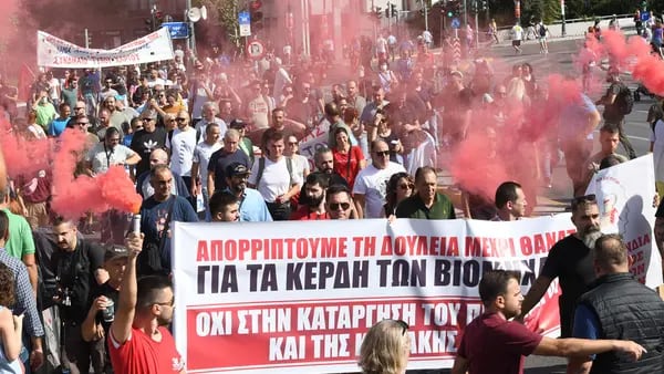 Manifestación masiva de los trabajadores en Atenas.