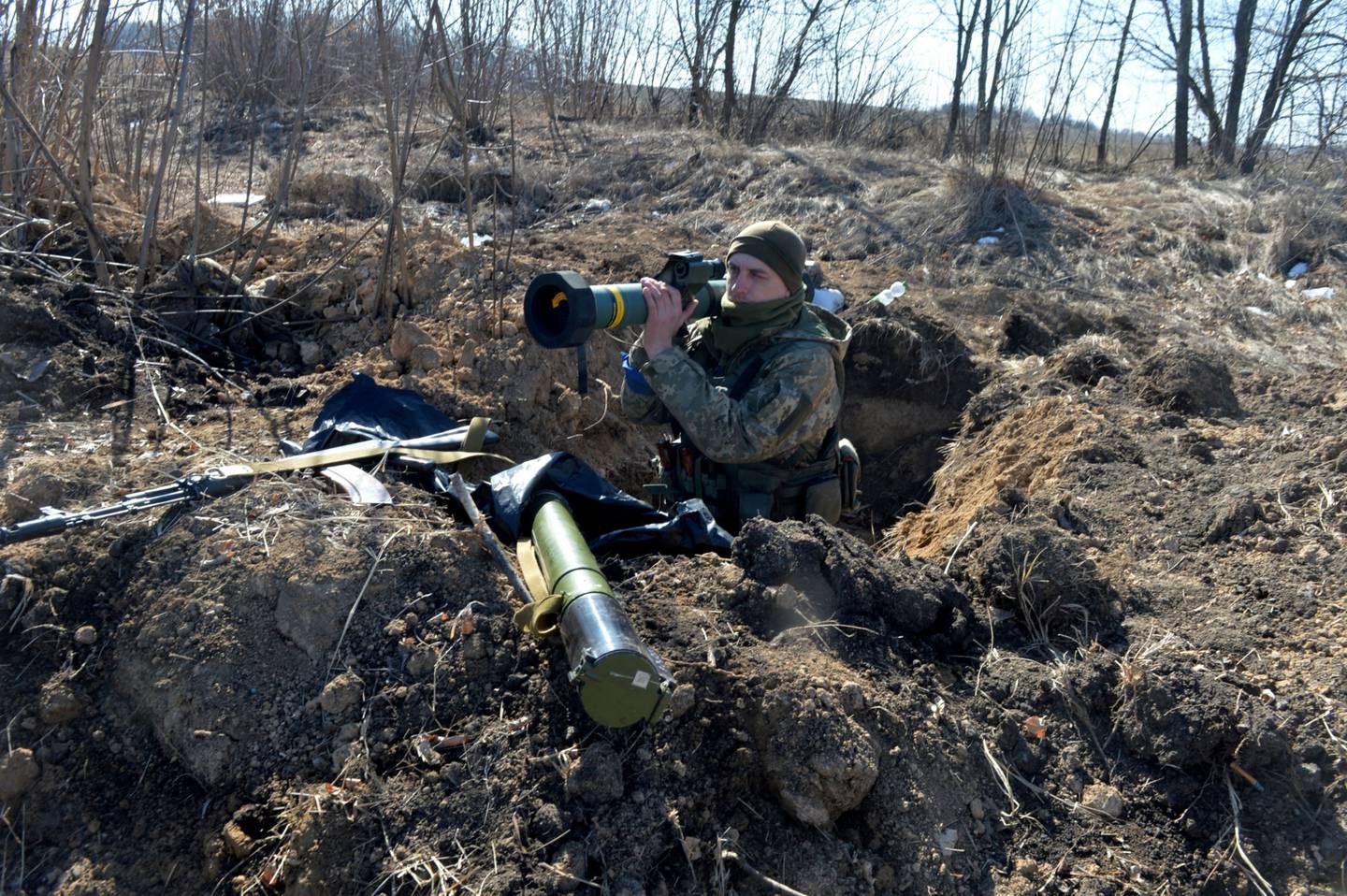 Un miembro de las fuerzas armadas de Ucrania sostiene un arma antitanque