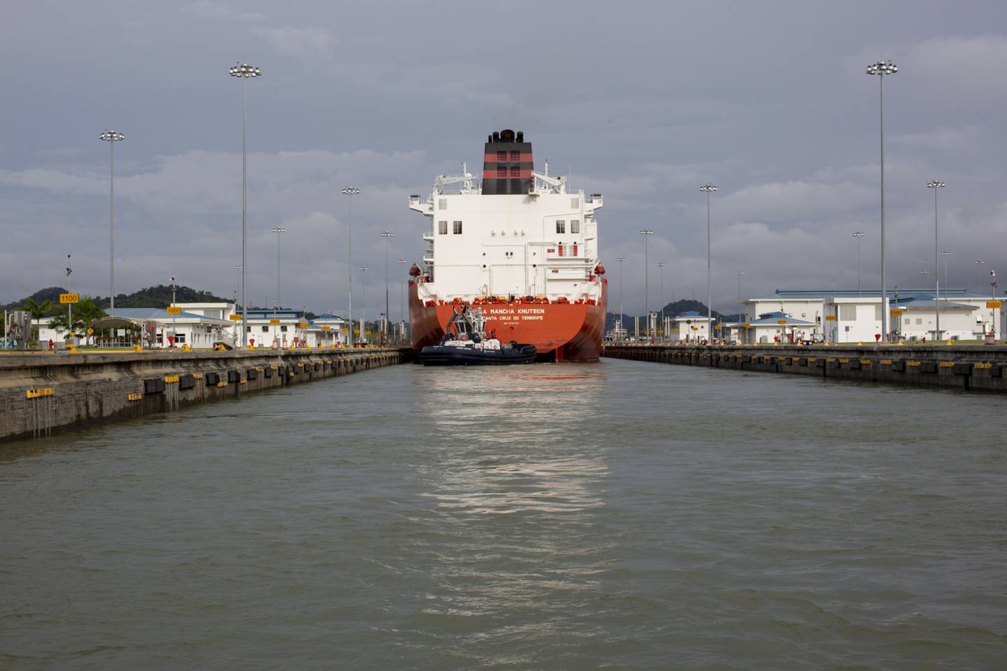 El carguero La Mancha Knutsen avanza por el canal de Panamá.
