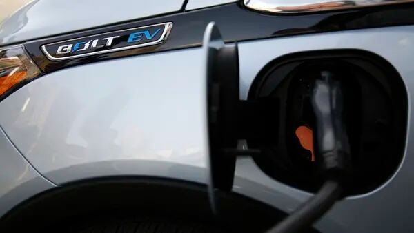 Risco de incêndio em bateria leva GM a fazer recall de carro elétrico Bolt a um custo de US$ 1 bilhãodfd