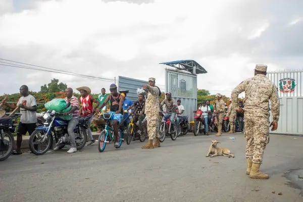 Miembros del Cuerpo Especializado de Seguridad Fronteriza dirigen a los peatones que llegan de Haití a la República Dominicana.