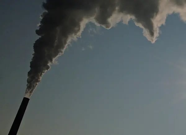 Una chimenea emite humo en la fábrica de Suedzucker en Gross-Gerau, cerca de Mannheim, Alemania. Fotógrafo: ADAM BERRY/Bloomberg