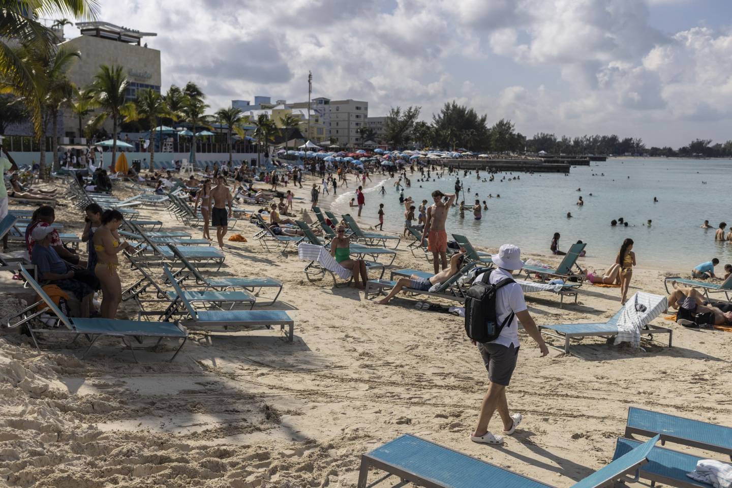 Turistas en una playa en Nassau, Bahamas, el jueves 22 de diciembre de 2022.
