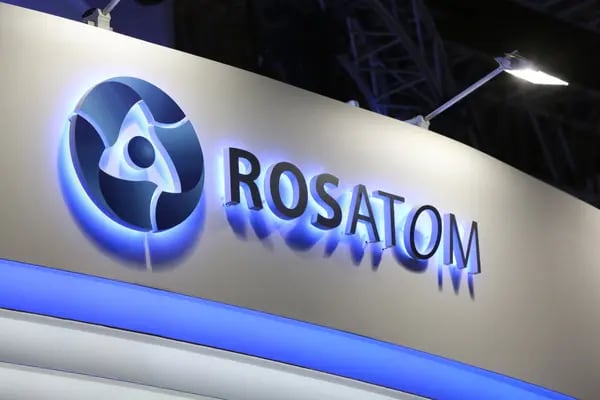 El logo de Rosatom Corp. se exhibe sobre el pabellón corporativo de la compañía en el Foro Financiero de Moscú (MFF) de 2017.