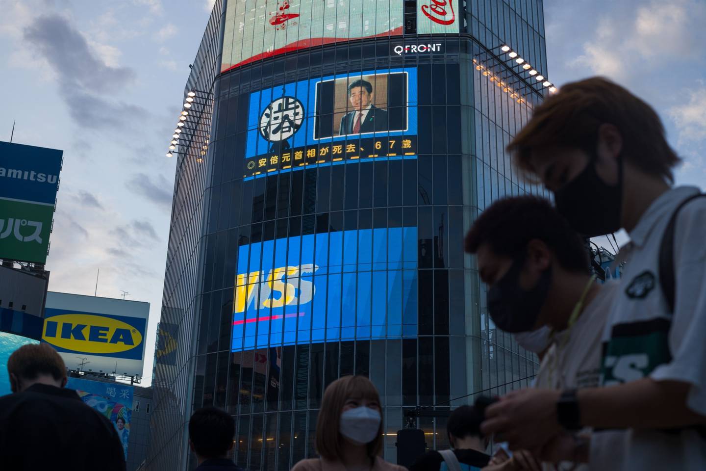 Un reporte noticioso tras el asesinato de Abe
