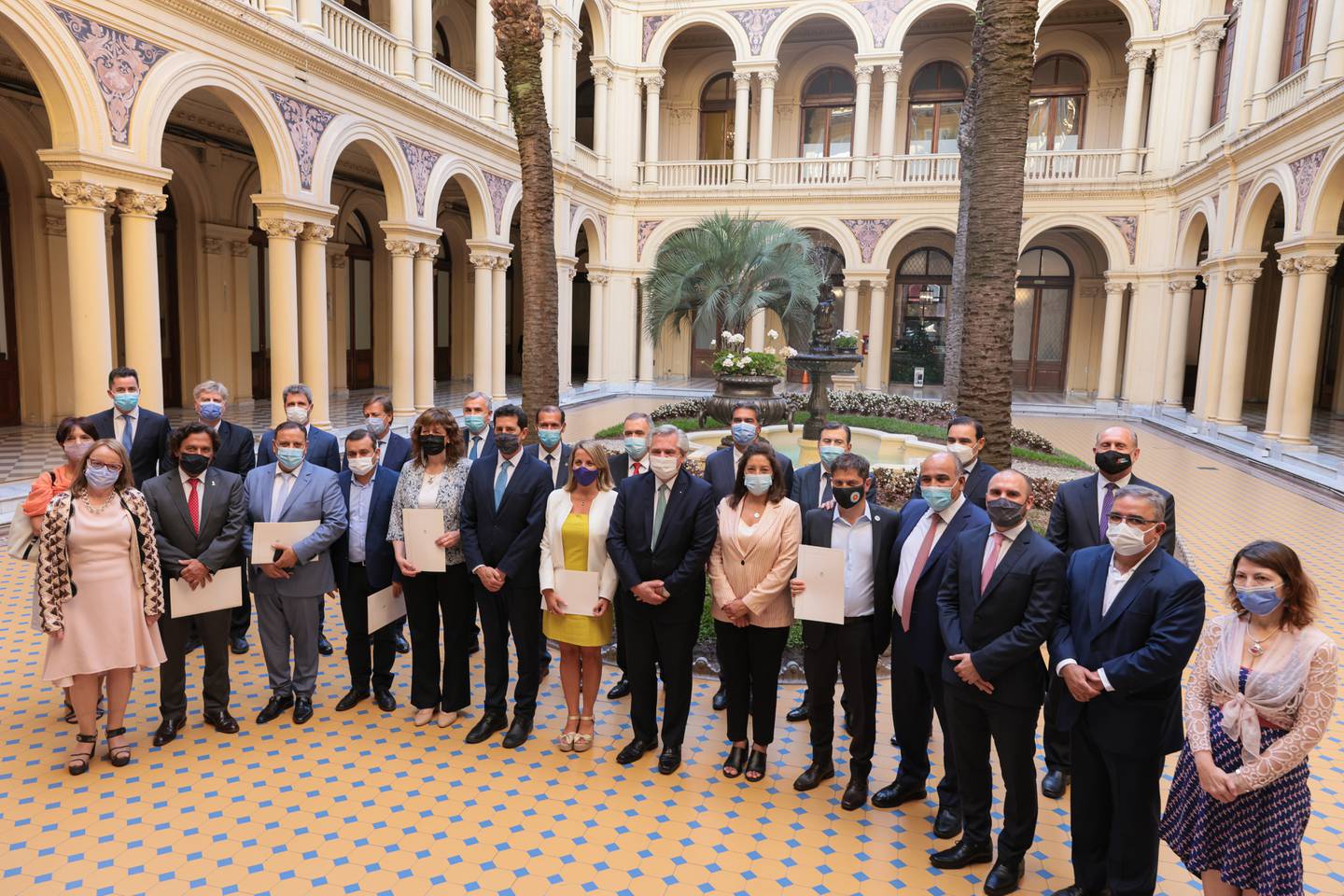 Fernández rodeado por veintitrés gobernadores, trass la firma del Consenso Fiscal