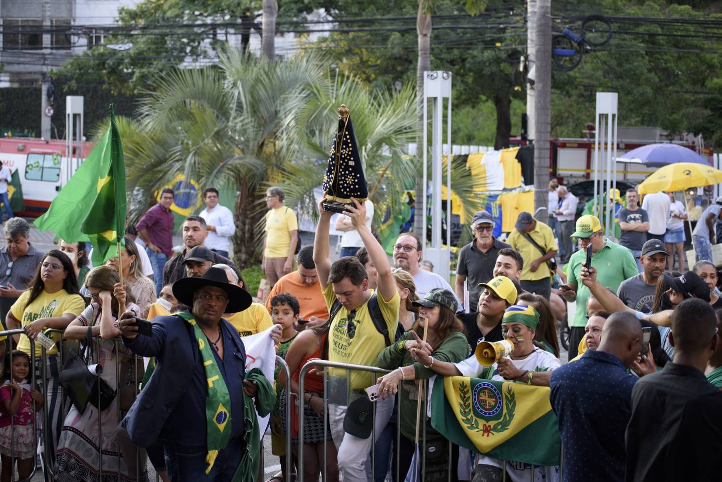 Los partidarios de Jair Bolsonaro, el presidente de Brasil, se reúnen antes de un evento en Belo Horizonte, estado de Minas Gerais, Brasil, el viernes 14 de octubre de 2022.