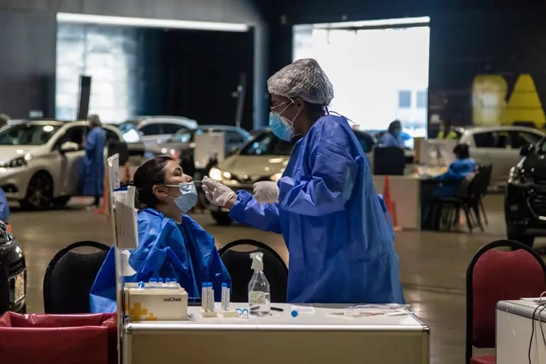 Una trabajadora sanitaria administra un test Covid-19 a una colega en Buenos Aires. (Foto de archivo)dfd
