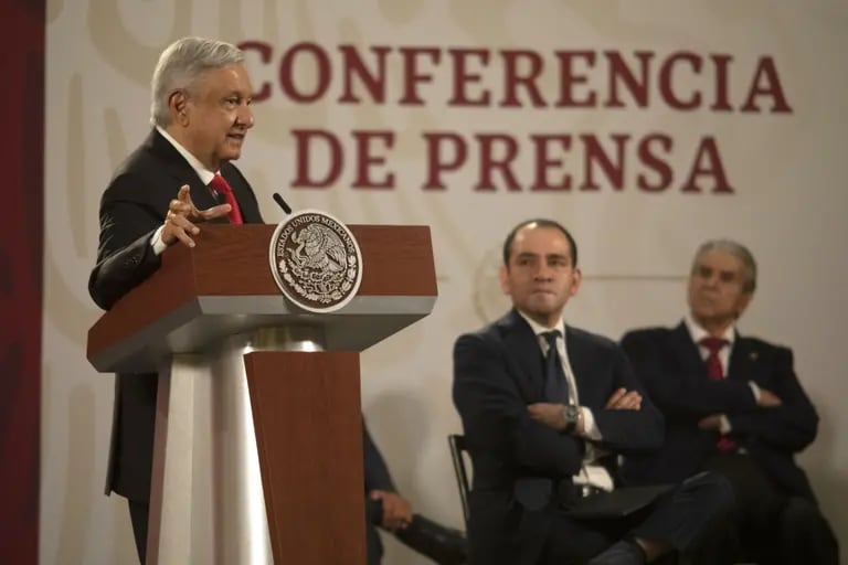 Andres Manuel Lopez Obrador y Arturo Herrera, al fondo.dfd