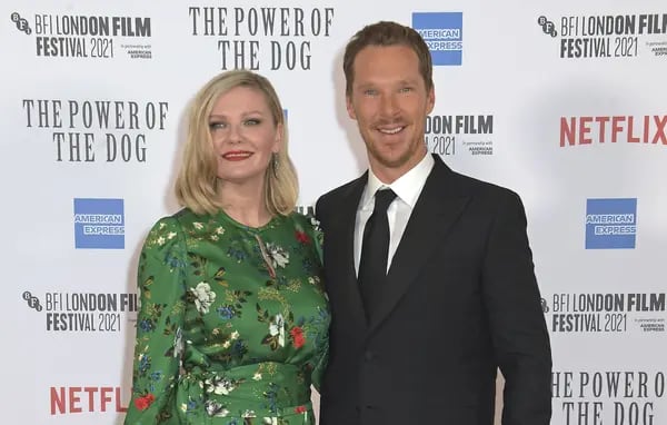 Kirsten Dunst y Benedict Cumberbatch asisten a la Gala de Estreno de "The Power of the Dog" durante el 65º BFI London Film Festival en The Royal Festival Hall el 11 de octubre de 2021 en Londres, Inglaterra. (Foto de David M. Benett/Dave Benett/Getty Images para Netflix)
