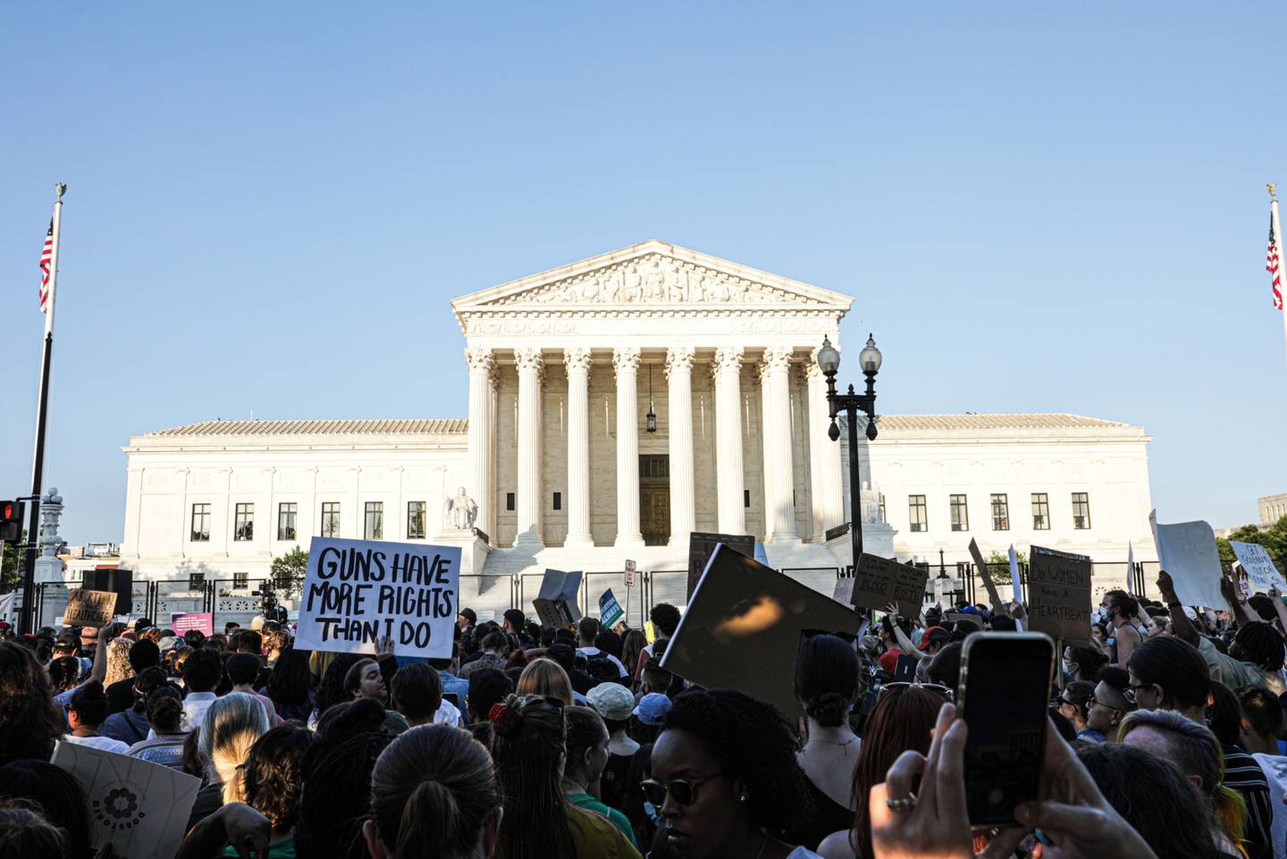 Manifestantes por el derecho al aborto se reúnen frente a la Corte Suprema de Estados Unidos en Washington, D.C., Estados Unidos, el viernes 24 de junio de 2022. Fotógrafo: Valerie Plesch/Bloomberg