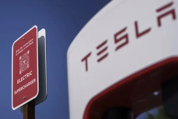A Tesla tem sido uma das montadoras que lideram o movimento pela eletrificação no mundo (Foto: Philip Pacheco/Bloomberg)