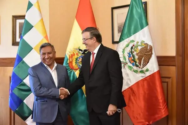 El canciller Marcelo Ebrard se reunió con el canciller boliviano, Rogelio Mayta, para conversar sobre cooperación en litio, comercio y América Latina. (Cortesía: @m_ebrard)