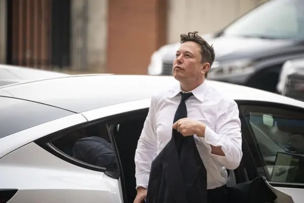 Elon Musk, director ejecutivo de Tesla Inc., llega al tribunal durante el juicio de SolarCity en Wilmington, Delaware, Estados Unidos. (Julio 2021).