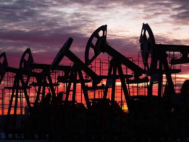 Petróleo se encamina a mayor ganancia semanal desde marzo con acción de la OPEP+dfd