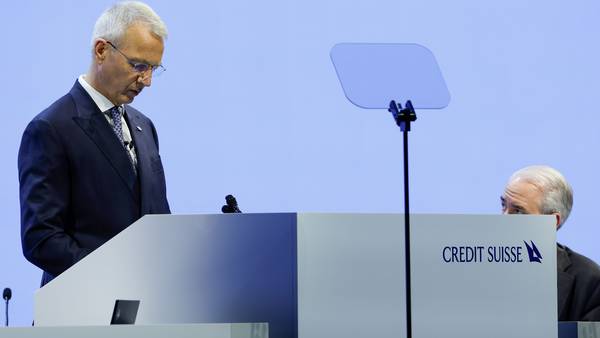 Presidente de Credit Suisse se disculpa ante accionistas por no aplacar la crisisdfd