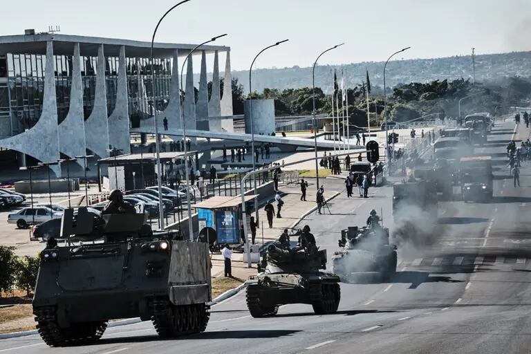 Veículos de guerra e tanques fizeram um desfile em frente ao Palácio do Planalto na terça-feira (10)dfd